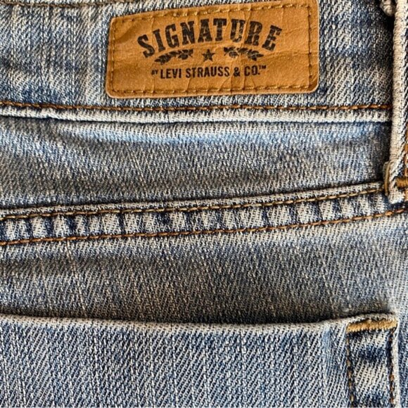 Levi’s signature light wash modern bootcut jeans with flared leg. Women's size 8 - Picture 5 of 9